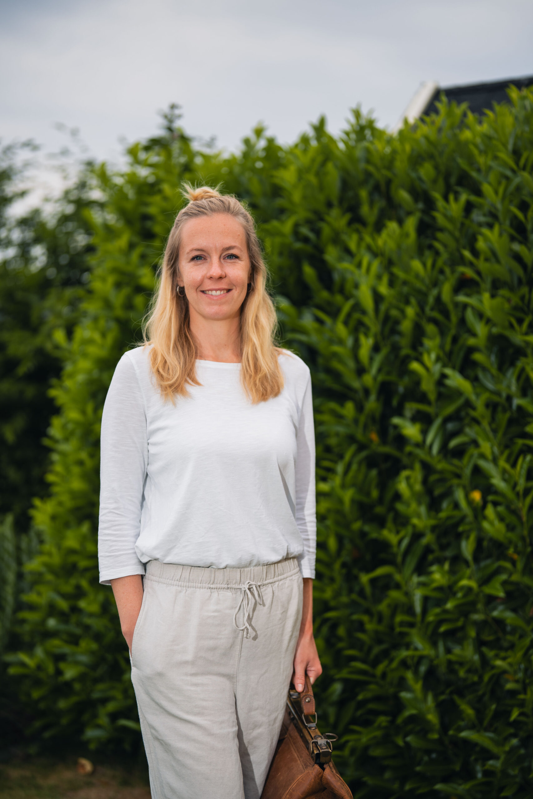 Helen Glos mit Ihrer Hebammentasche