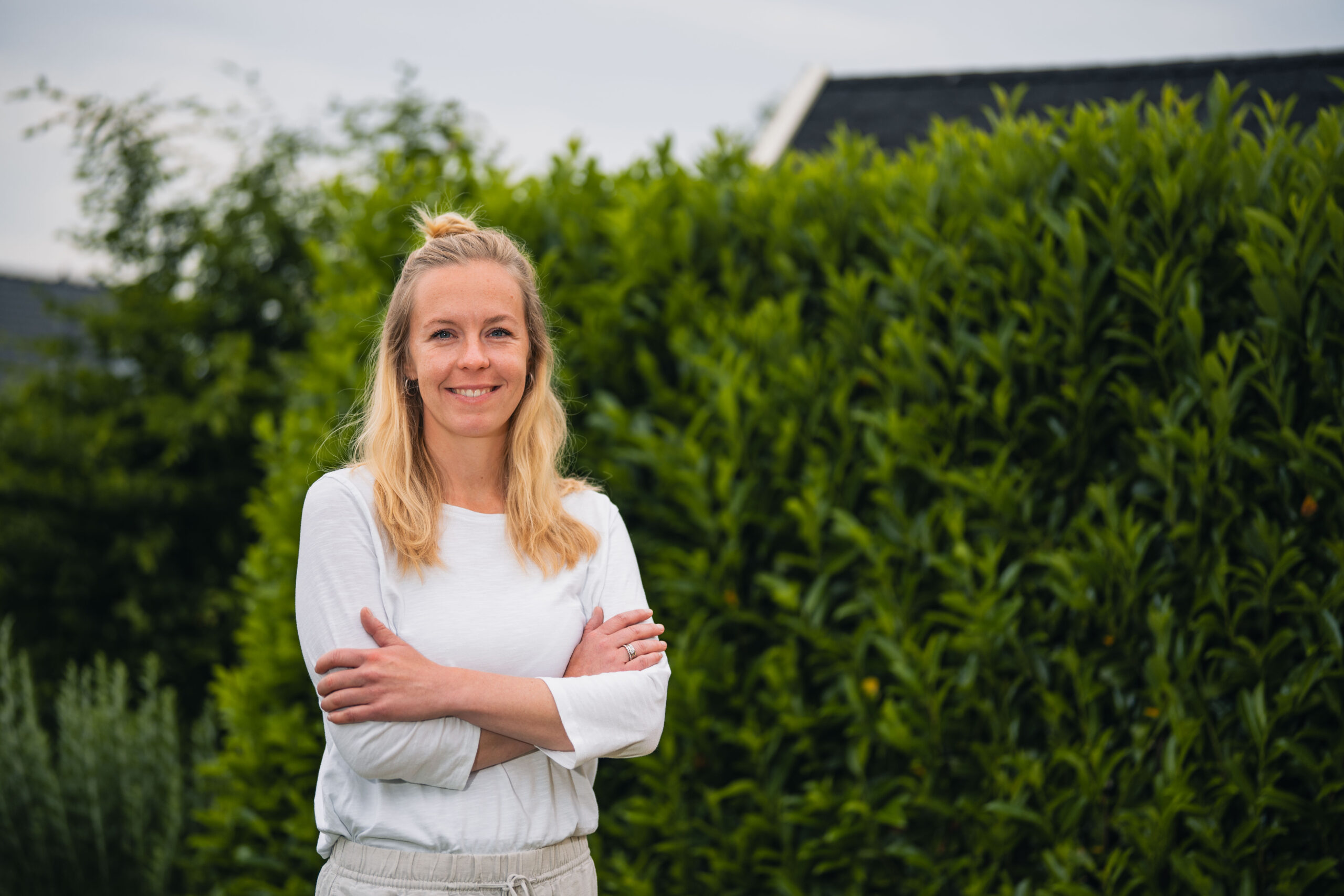 Helen mit verschränkten Armen