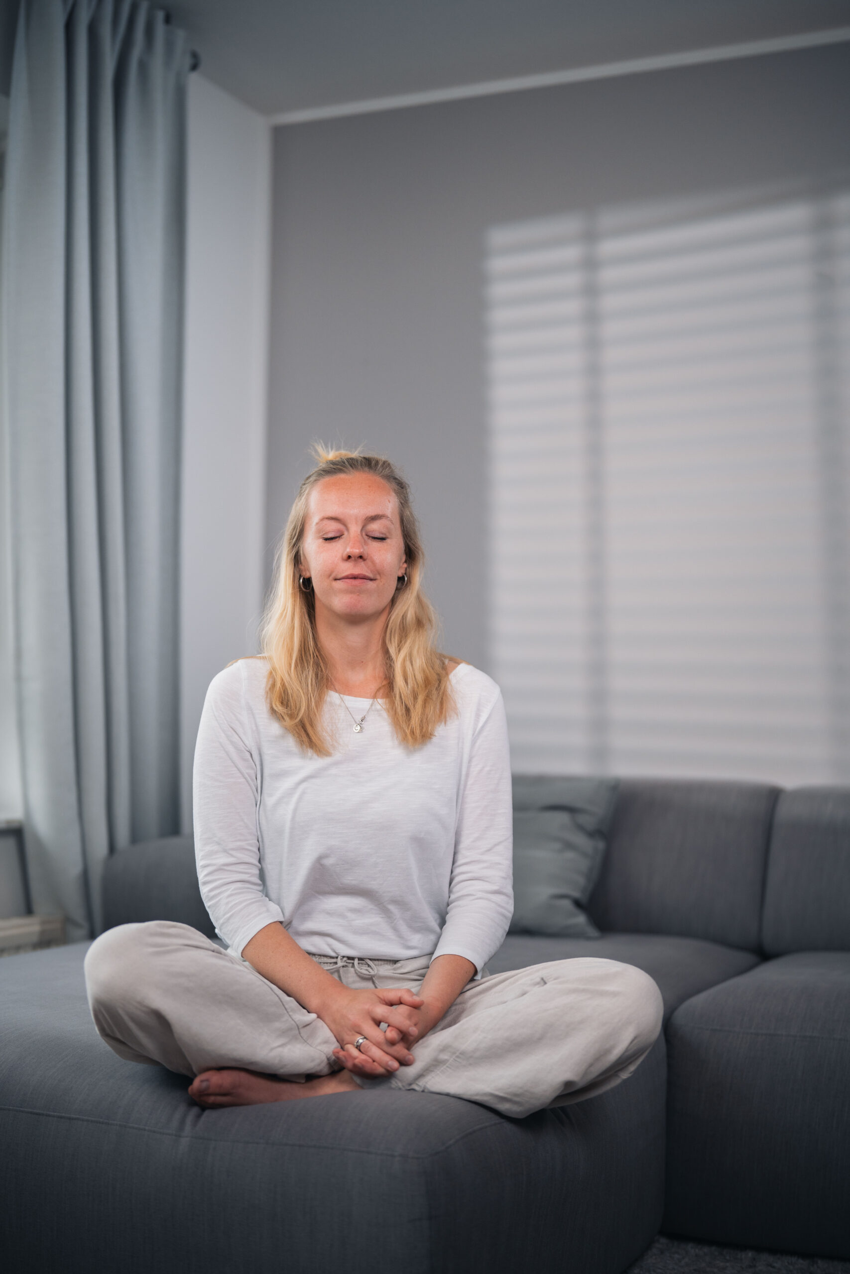 Hier Atmen Helen bei einer Breathwork Session auf dem Sofa