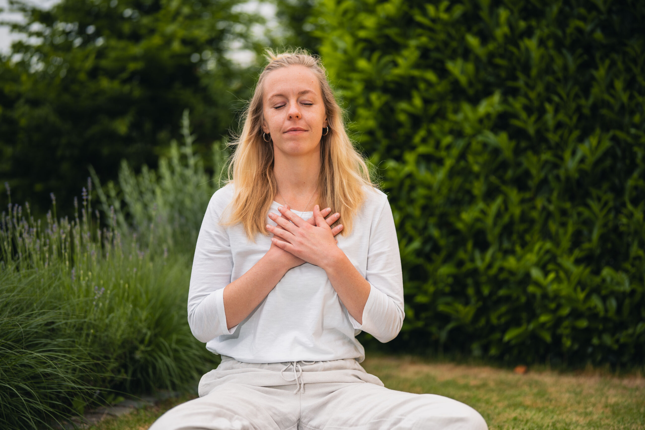 Hier Atmen Helen bei einer Breathwork Session auf der Wiese